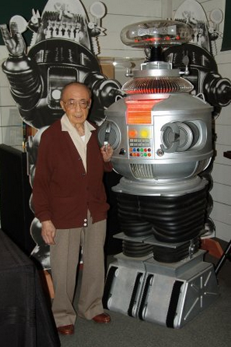 ファンが作ったロボットのレプリカの前に立つロバート・キノシタ（2004年）（http://www.hollywoodreporter.com/より）