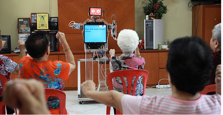 ロボット「シューアン」に合わせて体操するお年寄りたち（http://www.straitstimes.com/より）