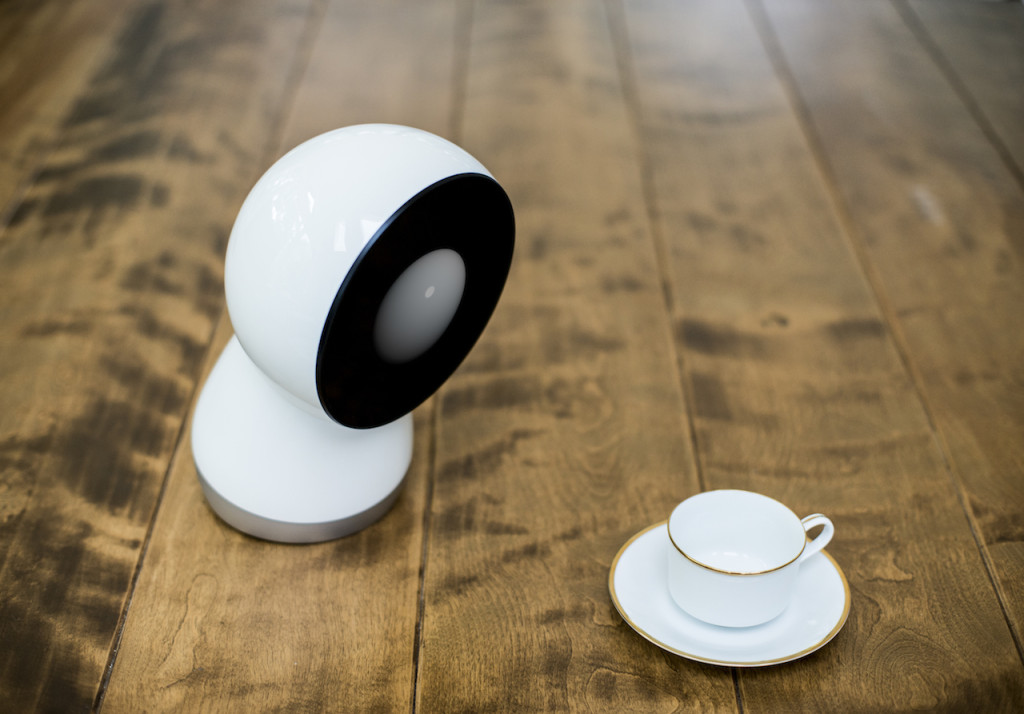 ジーボは卓上に載るサイズ（www.jibo.comより）