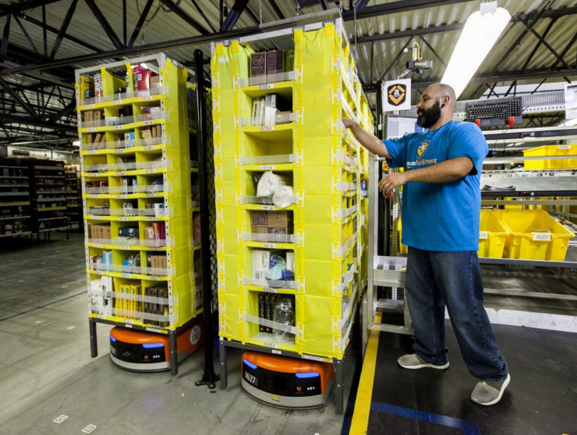 アマゾンの配送センターで利用されているキヴァ・システムズ社のロボット（http://venturebeat.com/より）