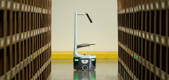 ローカス・ロボティクスの製品。作業員がピックしたカゴを運ぶ。（http://www.locusrobotics.com/より）